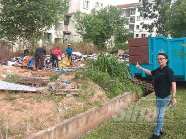 Pooi Yee meninjau lokasi pembersihan timbunan baju bundle di simpang tiga Green Valley Park semalam.