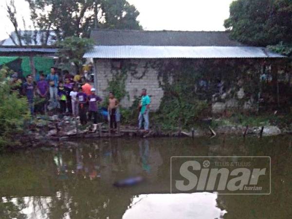 Orang ramai melihat mayat seorang kanak-kanak perempuan terapung di dalam sebuah parit di Kampung Parit Megat Aris, Bagan Tiang, Parit Buntar.