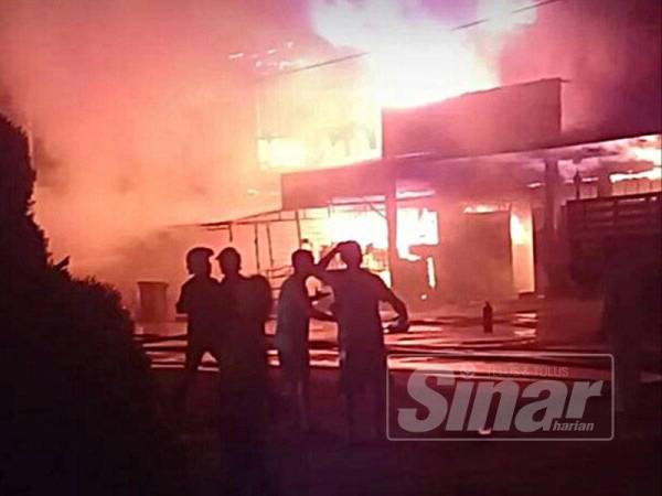 Keadaan kebakaran yang menyebabkan tiga unit kedai separuh kekal musnah dalam kejadian di Jalan Dato Mohd Ali, Pekan Endau, malam tadi.