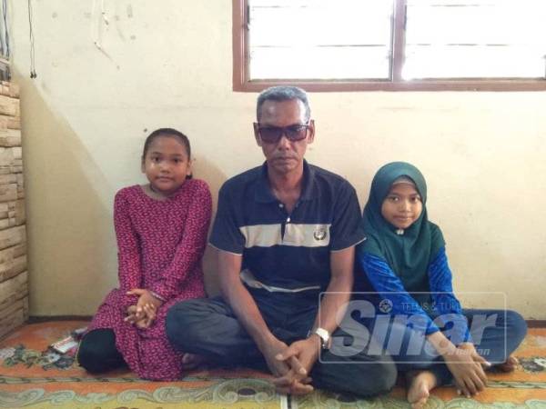 Dua beradik mangsa lemas dalam parit di Kampung Parit Bagan Tiang di Parit Buntar semalam, Nur Ayuni Najatul, 8, (kiri) dan Nur Anisa Najwa, 10, bersama bapa mereka, Mohd Zaki Abdullah.