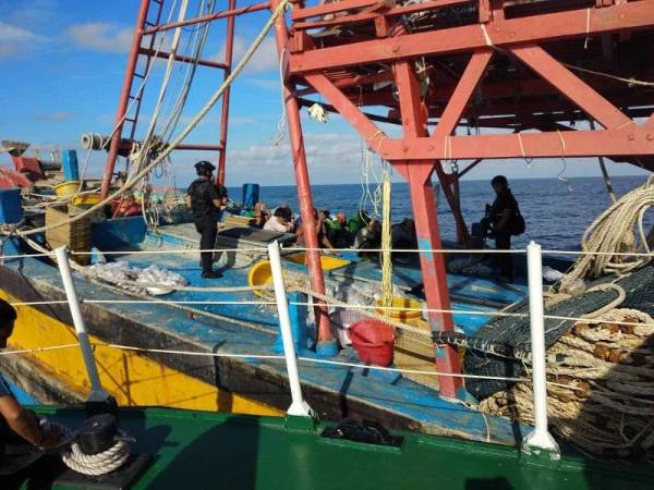 Pemeriksaan polis dilakukan di salah sebuah bot yang ditahan dalam Ops Gelora Khas, di sekitar perairan Pantai Timur, Jun lalu.