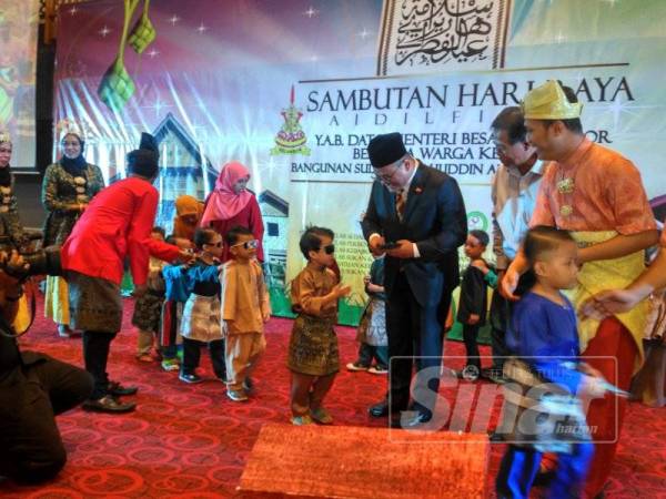 Amirudin menyampaikan sumbangan duit raya sewaktu Program Sambutan Hari Raya Menteri Besar bersama warga kerja SUK Selangor hari ini.