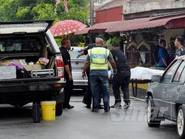 Anggota forensik mengusung mayat wanita yang mati ditikam oleh suaminya di Taman Seri Duyong Fasa 2, di.sini hari ini.