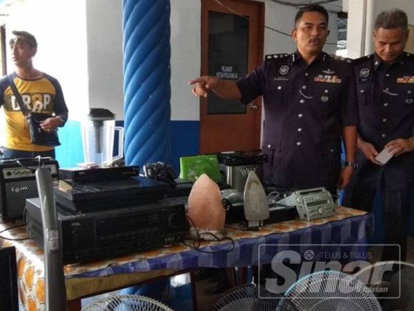 Mohd Ali (dua dari kanan) menunjukkan sebahagian barangan yang ditemui di rumah suspek dipercayai dicuri dari kediaman yang dipecah masuk ketika sidang media di Balai Polis Ampang Baru, di sini hari ini.