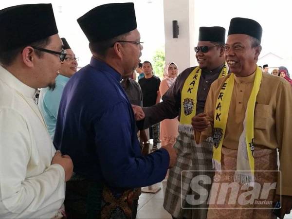 Mohd Ariff (kanan), berbual bersama tetamu pada majlis berkenaan.