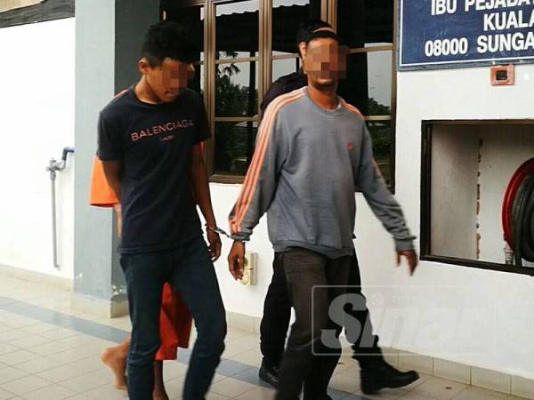 Lelaki 44 tahun (depan) dibawa bagi mendapatkan perintah reman hari ini.