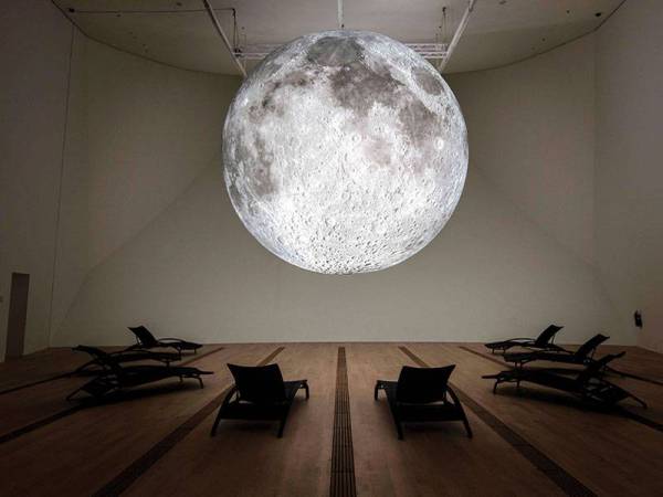 Karya Museum of The Moon oleh Luke Jerram memukau pengunjung ArtScience Museum.