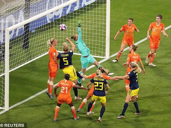 Perlawanan diantara Belanda dan Sweden terpaksa diheret ke masa tambahan.