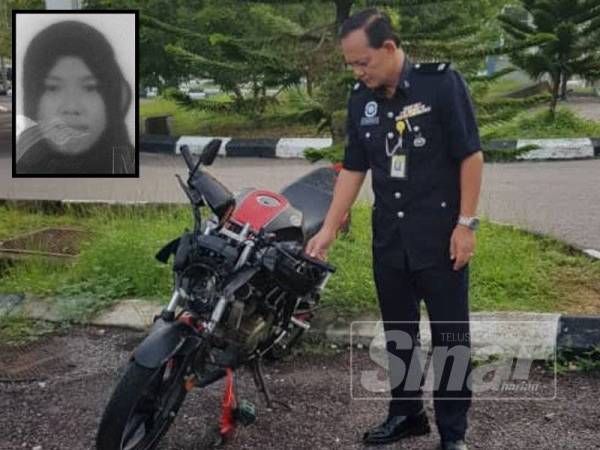 Ketua Polis Daerah Jasin, Deputi Superintendan Arshad Abu menunjukkan keadaan motosikal yang ditunggang mangsa selepas kemalangan itu. - Gambar kecil: Yusra Amirah Mumiddin