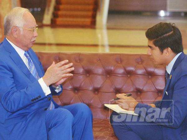 Ahli Parlimen Pekan, Datuk Seri Najib Tun Razak berbincang dengan Menteri Belia dan Sukan Syed Saddiq Syed Abdul Rahman di Parlimen. Foto Sinar Harian/Rosli Talib