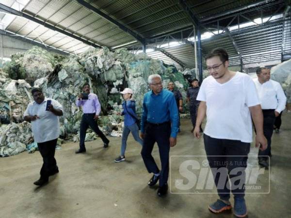 Sivanesan (dua dari kanan) ketika membuat pemeriksaan di sebuah kilang memproses plastik di Sungkai.