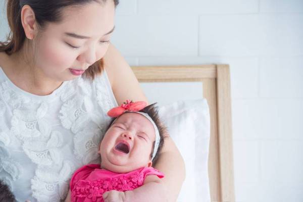 Tangisan si comel benar-benar mencemaskan ibu.