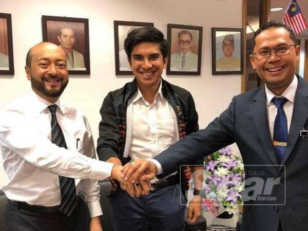 Mohd Asmirul Anuar (kanan) bersama Mukhriz (kiri) ketika mengadakan pertemuan bersama Syed Saddiq di KBS baru-baru ini. - Foto: Facebook Mohd Asmirul Anuar