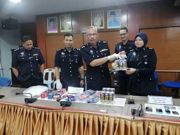 Aidi Sham Mohamed (tengah) menunjukan penukul ais yang digunakan suspek untuk menyamun sebuah kedai serbaneka 24 jam pada sidang media di IPD Port Dickson.