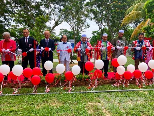 Mohd Amar bersama tetamu kehormat merasmikan Taman Memorial Keamanan Kota Bharu di Taman Al-fursan Pengkalan Chepa sempena peringatan 20 tahun hubungan Kota Bharu dengan Kasaoka Jepun.