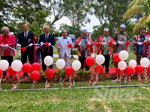 Mohd Amar bersama tetamu kehornat merasmikan Taman Memorial Keamanan Kota Bharu di Taman Al-fursan Pengkalan Chepa sempena peringatan 20 tahun hubungan Kota Bharu dengan Kasaoka Jepun.