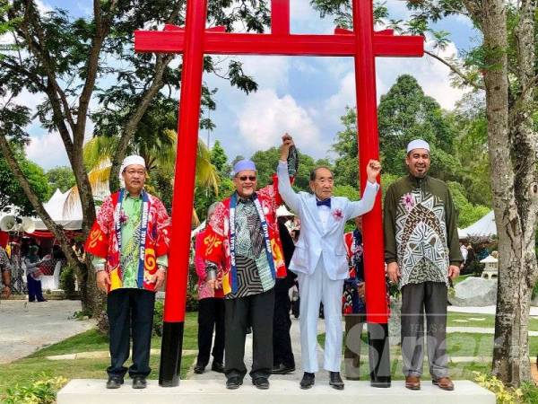 Mohd Amar ketika majlis Perasmian Taman Memorial Keamanan Kota Bharu di Taman Al-fursan Pengkalan Chepa sempena Hari Peringatan 20 tahun hubungan Kota Bharu dengan Kasaoka, Jepun hari ini.