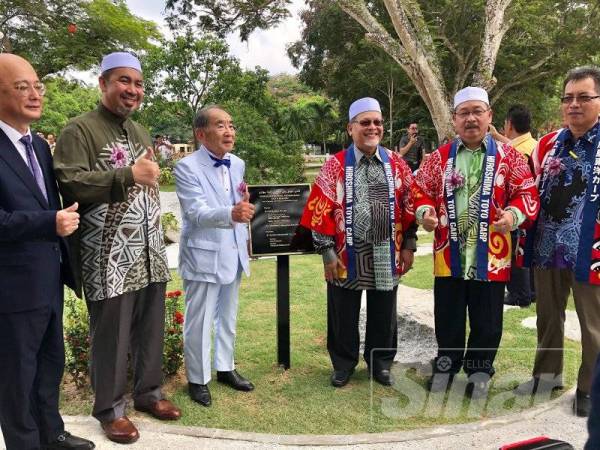 Zahid Hamidi Merafak Sembah Tahniah Kdymm Tuanku Muhriz Facebook