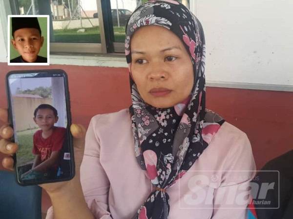 Nik Kasmani sugul melihat gambar kenangan anak bongsunya ketika ditemui di Hospital Tengku Anis. Gambar kecil, Wan Muhammed Adam.