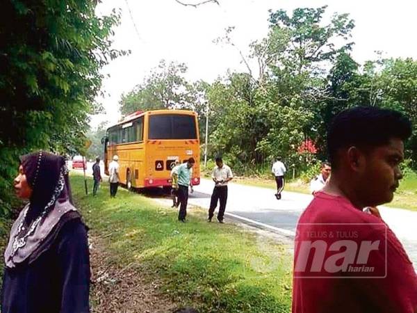 Bas sekolah yang dinaiki mangsa dan rombongan dalam perjalanan ke Besut bagi mengikuti bengkel bahasa Inggeris semalam.