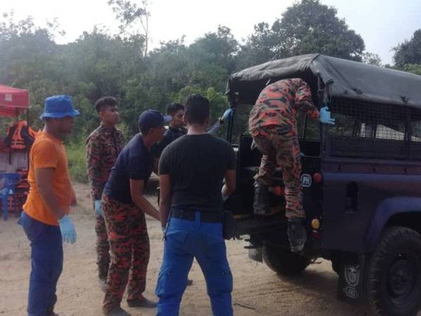 Mayat diserahkan kepada pihak polis untuk tindakan selanjutnya. - Foto ihsan bomba