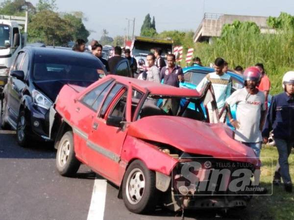 Kemalangan membabitkan tiga kenderaan di Jalan Batang Kali-Rasa pagi tadi.