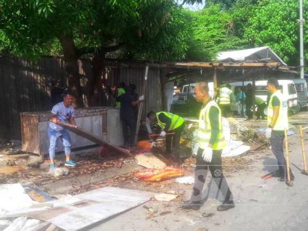 Perobohan struktur haram oleh DBKL di Jinjang Kepong.