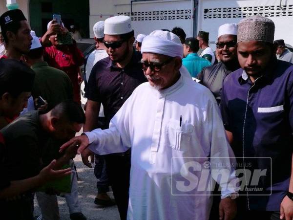 Orang ramai yang menghadiri kuliah di Masjid Rusila mengambil peluang bersalam dengan Abdul Hadi.