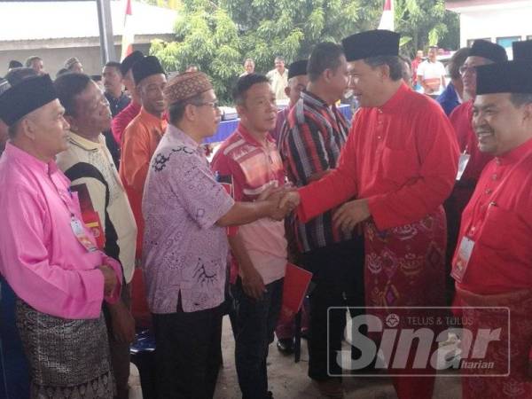 Mohamad bersalaman dengan ahli UMNO Jerai sejurus tiba di dewan Command Centre Jerai hari ini.