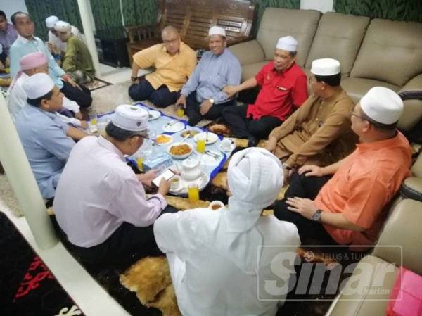 Mohamad (dua dari kanan) sempat menziarahi dan bertanya khabar rakan lama di Pondok Lanai sempena lawatan kerja beliau di Kedah, kelmarin.