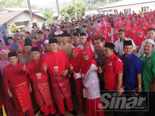 Mohamad bersama ahli UMNO bahagian Jerai bergambar kenangan di Dewan Command Centre hari ini.