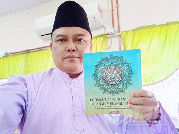 Muhammad Remmy menunjukkan salah satu daripada juzuk terjemah al-Quran dalam bahasa Melanau yang diperolehinya.