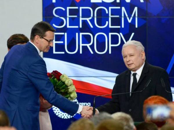 Cadangan parti PiS pimpinan Perdana Menteri Jarosław Kaczynski (kanan) untuk mengecualikan pekerja muda berusia 26 tahun ke bawah diluluskan Parlimen Poland semalam. 