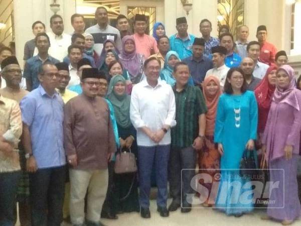 Anwar dan Aminuddin bergambar selepas majlis pertemuan bersama pimpinan cabang PKR Negeri Sembilan di kediaman Menteri Besar, di sini hari ini.