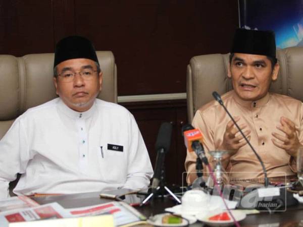 Adly Zahari dan Radzi Jidin pada sidang akhbar selepas menyertai sesi libat urus antara kerajaan negeri Melaka dan Kementerian Hal Ehwal Ekonomi bagi pelaksanaan Rancangan Malaysia Ke-12 di pejabat Ketua Menteri Melaka di Seri Negeri, Ayer Keroh hari ini.