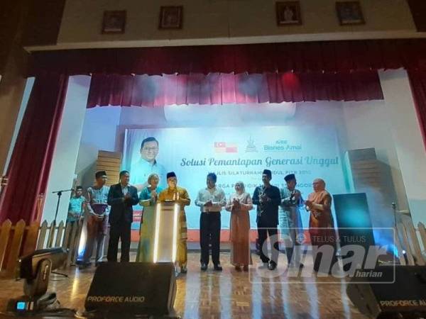 Amirudin ketika melancarkan Solusi Pemantapan Generasi Unggul di kediaman rasminya di sini malam tadi.
