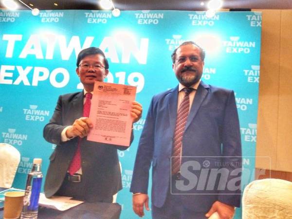 Kon Yeow menunjukkan surat kelulusan daripada JAS bersama Exco Kerajaan Tempatan dan Perumahan, Jagdeep Singh Deo di Taiwan Expo 2019 semalam.