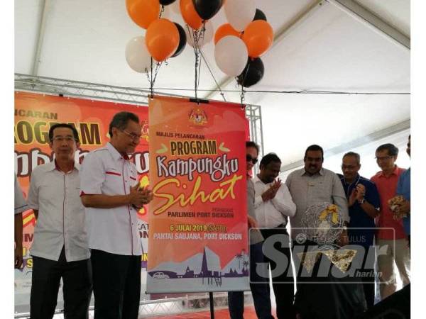 Dr Dzulkefly semasa merasmikan program Kampungku Sihat Peringkat Parlimen Port Dickson di Pantau Saujana, di sini hari ini.
