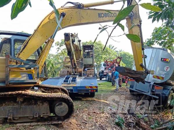 Dua eskavator dan dua kren terpaksa digunakan untuk mengangkat dan mengalihkan kereta di bawah lori tangki.