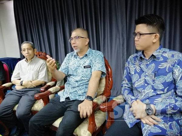 Muhammad Bakhtiar (tengah) pada sidang media hari ini.