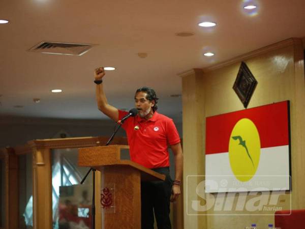 Khairy ketika berucap Mesyuarat Perwakilan Wanita, Pemuda dan Puteri UMNO Bahagian Ipoh Barat di Bangunan UMNO Perak hari ini.