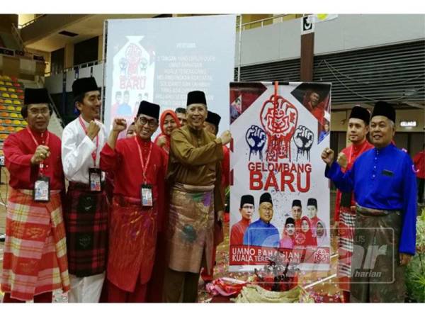 Annuar (empat dari kiri) sewaktu merasmikan Mesyuarat Perwakilan UMNO Bahagian Kuala Terengganu di Stadium Negeri, di sini hari ini.