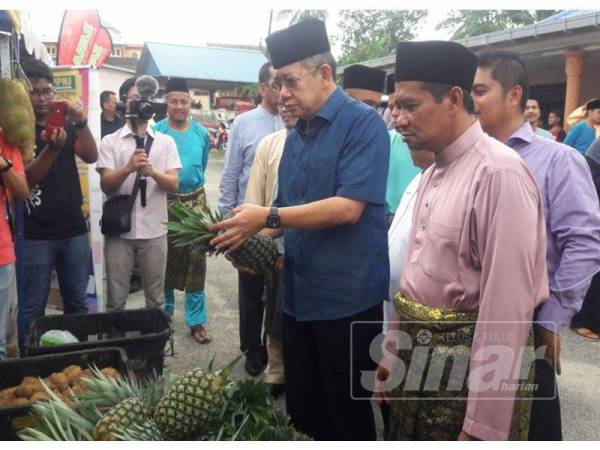 Salahuddin (dua dari kanan) melawat tapak pameran sempena Majlis Rumah Terbuka Pengerusi LPP yang dianjurkan bersama Majlis Pengurusan Komuniti Kampung Felda Sungai Sayong di Dewan Felda Sayong hari ini.