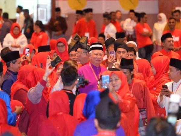 Kehadiran Najib disambut ahli UMNO ketika beliau hadir bagi melancarkan Mesyuarat UMNO Setiawangsa hari ini. FOTO FACEBOOK DATUK SERI NAJIB TUN RAZAK