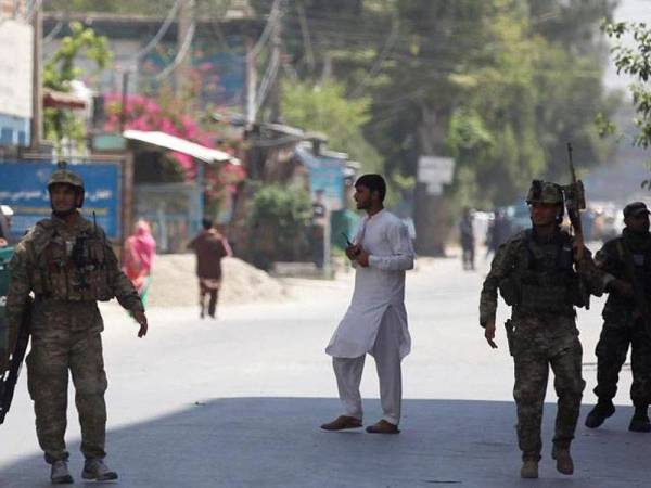 Tentera Afghanistan berkawal di sekitar lokasi kejadian. 