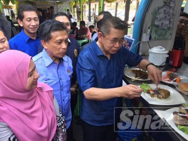 Salahuddin menguji rasa Tuna Steak selepas memperkenalkan menu baharu tersebut di Angsana Johor Bahru Mall di sini hari ini.