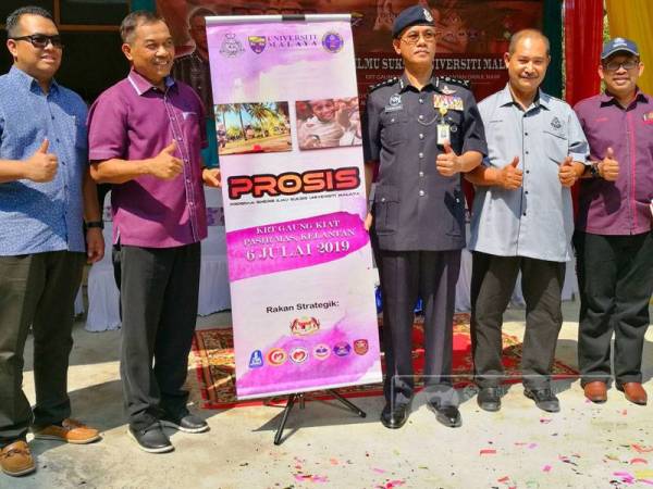 Hasanuddin (empat dari kanan) merasmikan Program Sinergi Ilmu Suksis Universiti Malaya di Kelab Rukun Tetangga Kampung Gaung Kiat.