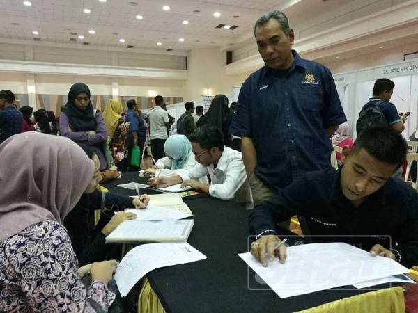 Zairiasdi beramah mesra bersama pencari kerja yang hadir pada Karnival Kerjaya Jobs Malaysia Peringkat Negeri Pahang di Dewan MPK di sini hari ini.