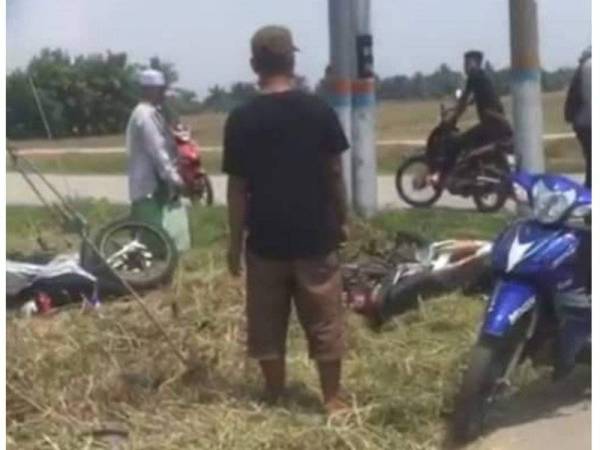 Orang ramai melihat keadaan kedua-dua motosikal yang terbabit dalam kemalangan berkenaan di Simpang Empat Block D Sawah Sempadan, Tanjong Karang petang tadi.