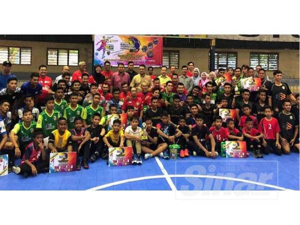 Tuanku Syed Faizuddin dan Abdul Muis (tengah) selepas majlis penyampaian hadiah kepada pemenang Karnival Futsal Piala Pengarah Penyiaran Perlis.